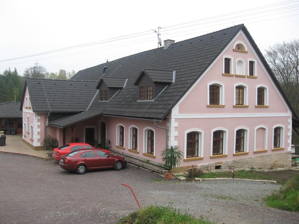 Penzion U Pesiku Cerveny Kostelec Exterior photo